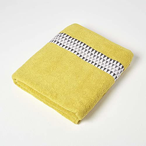 Homescapes Badetuch Ocker mit Bordüre, Handtuch 100x150 cm aus 100% Baumwolle mit Borte mit Dreiecksmuster – weich, saugfähig & schnelltrocknend