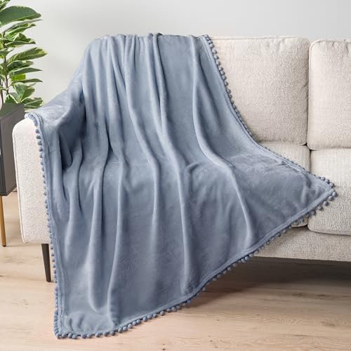 PAVILIA Dusty Blue Überwurfdecke, Bommel für Couch, weiches Fleece, gemütliche Pompon-Fransen, Sofa-Decke, dekoratives Geschenk für Zuhause, Flanell-Samt, Bettüberwurf, Schiefer-Hellblau, 50 x 60 cm