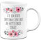 Tassenbrennerei Original - Blümchen Tasse mit Spruch Ich bin heute emotional sehr nah am Mittelfinger gebaut - Kaffeetasse lustig als Geschenk für Kollegin (Weiß)