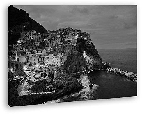 Leinwandbild Cinque Terre Küstenstreifen erstrahlt in der Nacht Format: 120x80 cm Effekt: Schwarz&Weiß XXL Kunstdruck Bild auf Keilrahmen/Wandbild/Wohnzimmer Deko