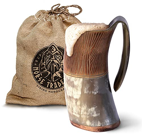 Norse Tradesman Taza de Cuerno para Beber Vikingo Genuino - Jarra de Cerveza Vikinga Premium de 500 ml con Fondo de Madera Súper Reforzada y Grabados Intrincados | The Jarl, Pulido, Grande