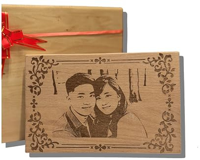 PinchOfYOU Personalisiertes Foto auf Holz, Holzgravur mit eigenem Bild : Hochzeit, Geburtstag, Jahrestag, Valentinstag. Geschenk für Mama, Papa, Kinder, Baby, Mann, Frau (mit Rahmendesign 20 X 13 cm)