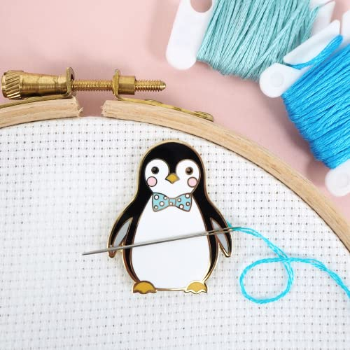 Caterpillar Cross Stitch Needle Minder – Pinguin für Kreuzstich, Nähen, Stickerei und Handarbeit, Zubehör aus Emaille und Magnet