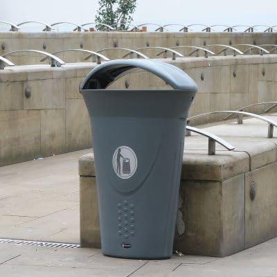 Glasdon Poubelle urbaine Luna™ conçue (2 coloris) – Poubelle d’extérieur robuste de 70 L – Idéale pour les environnements extérieurs (Gris foncé (avec couvercle))