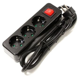 Base de Superficie Negra con 3 Tomas, Ideal para conexión eléctrica de Dispositivos en Espacios de Trabajo y hogar.