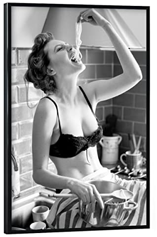 artboxONE Poster mit schwarzem Rahmen 45x30 cm Essen & Trinken Spaghetti Lover - Bild Woman Essen Female