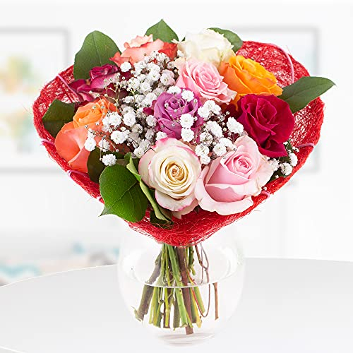 Blumenstrauß Rosenzeit + Herzmanschette, Rosenstrauß in Herzform mit 7-Tage-Frische-Garantie, handgebunden von Floristen, Blumenstrauß mit bunten Rosen und Schleierkraut versenden, Blumenversand