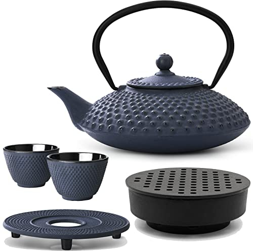 Gusseisen Asia Teekanne Set 1.25 Liter - flacher blauer Teekessel mit Edelstahl Tee-Filter Sieb-Einsatz für losen Tee & Untersatz & Teewärmer & 2 Teetassen (Becher)