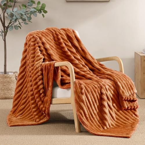 Geniospin Fleece-Überwurfdecke, 280 g/m², extra weiche, leichte, Decke mit Streifen, flauschige, gemütliche Decken und Überwürfe für Couch, Bett, Sofa, warm, atmungsaktiv (Orange (Burnt Orange), 152 x