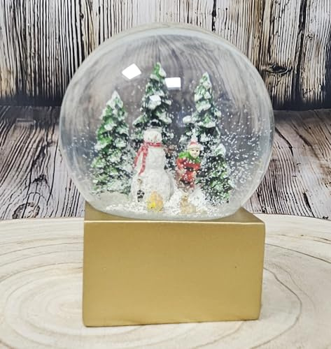 Weihnachts-Schneekugel Winterstimmung | Schneemann Steht mit Kind auf Schlitten | Sockel Farbe Gold | 100mm breit 120mm hoch | Bezaubernde Schüttelkugel | Weihnachtsdekoration | 20238