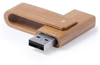 Lote de 20 Memorias USB de 16GB de capacidad, con mecanismo giratorio y acabado en suave madera de bambú. Presentada en estuche individual de cartón reciclado. Detalles de bodas, regalos de empresa