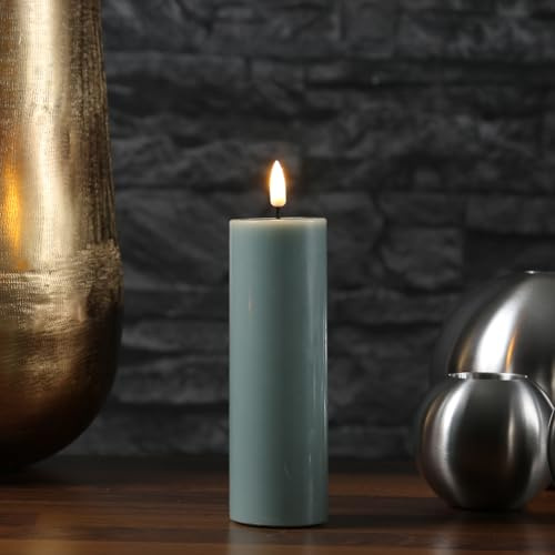 MARELIDA LED Kerze Echtwachs Deluxe Homeart Stumpenkerze mit realistischer 3D Flamme mit Wachsspiegel salbeigrün Indoor (D: 5cm - H: 15cm)