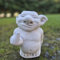 FABRIQ Steinfigur lustiger Troll mit Mittelfinger, 24 cm, Grau, 6 kg aus Steinguss frostsicher, wetterfest