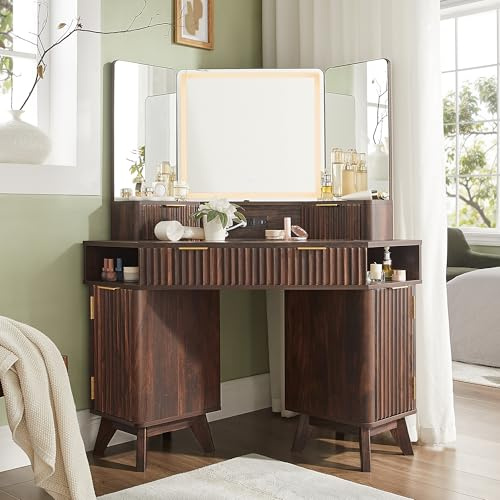 AetherWood Schminktisch mit Rillenoptik, 3-Wege-Spiegel & Beleuchtung, 122 cm Eck-Kosmetiktisch mit Glasplatte, 3 Schubladen, Stauraum & Ladestation, Dunkel-Walnuss