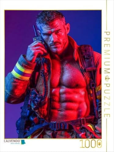 Puzzle · Sexy Feuerwehrmann mit freiem Oberkörper und Funkgerät | Heißer Feuerwehrmann mit offenem Jackett und nacktem, muskulösem… · 1000 Teile · Lege-Größe 64 × 48 cm · CALVENDO Puzzle