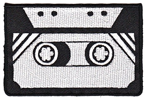 Kassette Tape Retro Vintage Musik Aufnäher zum aufbügeln oder aufnähen Bügelbild Aufbügler für Kleidung gestickter Bügelpatch Applikation Patch Größe 8,5 x 5,7 cm
