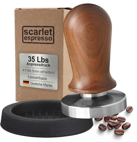 scarlet espresso | Tamper »Perfetto« für Barista; auf 35 lbs Anpressdruck kalibiriert; mit Alu- oder Edelholzgriff und Präzisions-Edelstahlbasis (Set: Sandelholz - Braun, 57 mm & Tamperablage)