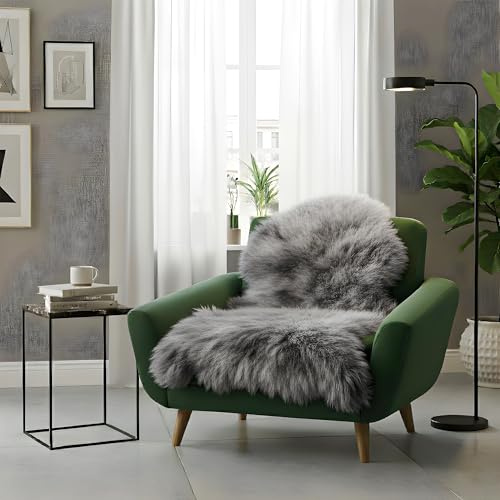 Andreas Dell Echtes Schaffell Grau Natur – Premium Lammfell Teppich, Kuschelig Weiches Fell, Wärmeisolierend & Atmungsaktiv – Deko, Sitzauflage für Sofa, Bett & Stuhl (L:110-120cm)