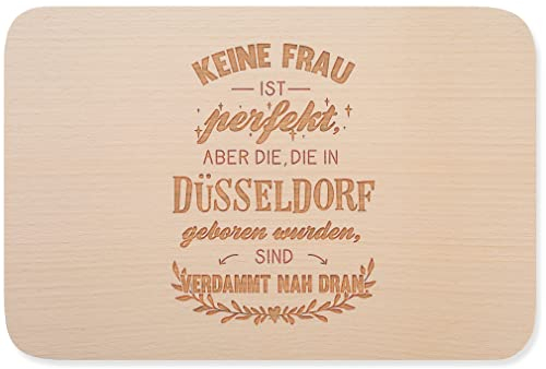 JUNIWORDS Frühstücksbrettchen, Keine Frau ist perfekt, aber die, die in Düsseldorf geboren wurden, sind verdammt nah dran, Holzbrett Frühstücksbrett Holzbrettchen (1005623)