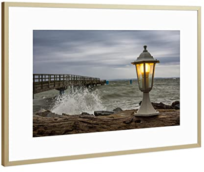 artboxONE Poster mit Rahmen Gold 45x30 cm Laterne und Seebrücke von Rico Ködder - gerahmtes Poster
