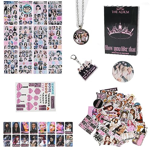 Newtic 151pcs Blackpink Geschenk-Set-54*Perpheral Lomo Card/65*Handbuch Aufkleber/16*Polaroid-Foto/12* Blackpink Aufkleber/1*TattooAufkleber/1*Mobiltelefonhalter/1*Keychain/1*Halskette