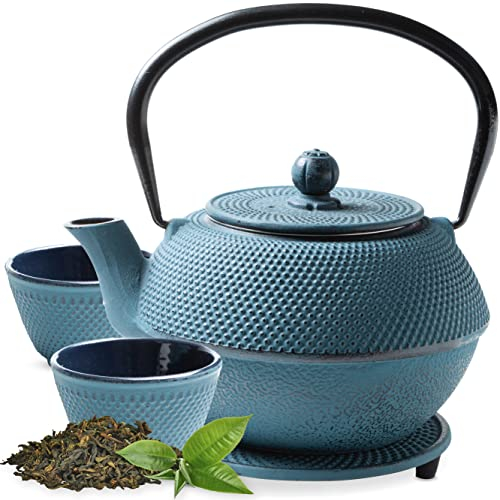Tealøv TEEKANNE GUSSEISEN 1,1 LITER IN GESCHENKBOX | Komplettes Teeservice | Gusseiserne Teekanne mit Sieb aus Edelstahl, Teetassen und Untersetzer | Teeset im Japanischen Stil | Arare Blau