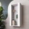 Komodee, Hängende Vitrine Schrank Tivoli, Weiß/Weiß, Breite 50cm x Höhe 100cm 50cm x Tiefe 29cm, 2 Regalböden, für Wohnzimmer, Schlafzimmer, Eingang