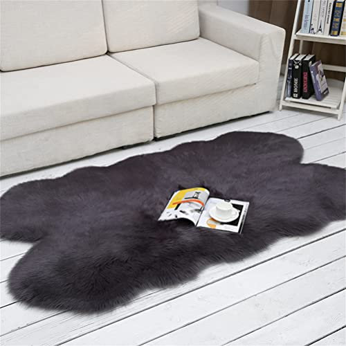 Tomifine Lammfell Schaffell Teppich Faux Fell Teppich Flauschig Kunstfell Teppiche Dekofell Unregelmäßig Bettvorleger Weiche Bodenmatte Sofa Matte (90 x 150 cm,Schwarz)