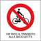 M-ITALY CARTELLO SEGNALETICO QUADRATO - VIETATO IL TRANSITO ALLE BICICLETTE - Adesivo Extra Resistente, Pannello in Forex, Pannello In Alluminio (Adesivo, 20x20 cm)