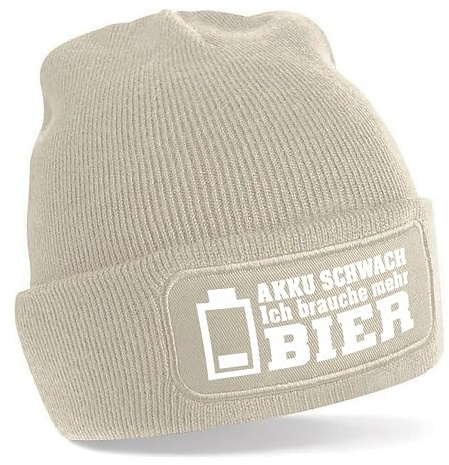Herzbotschaft Beanie Strickmütze mit Spruch | Akku schwach - Ich Brauche mehr Bier | Creme | Unisex SoftTouch angenehm weiche und warme Wintermütze | OneSize Einheitsgröße für Erwachsene