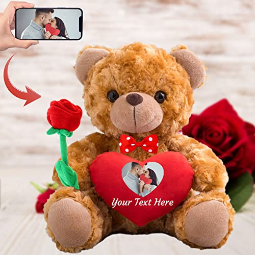 ADORSUN Teddybär mit Rose und Schleife mit Personalisierter Text+ Foto, Teddybär mit Herz für Valentinstag Hochzeit Jubiläum ValentinsGeschenke Mann sie Besondere ValentinsGeschenkee (25cm)
