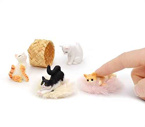 iLAND deko Katzen Figuren, Katze Figur mit Puppenhaus Zubehör im Maßstab 1:12, torten deko Katze, kleine katzenfigur, Katzen deko geschenk (4 Katzen Figur, 1 Mini Korb, 2 Mini teppiche)