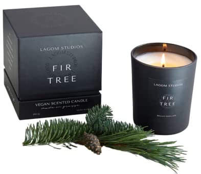 LAGOM STUDIOS vegane Duftkerze mit Sojawachs 180 g und Baumwolldocht | sinnlicher Raumduft Tanne für ein gemütliches und wohlriechendes Zuhause | Brenndauer bis zu 45 Stunden