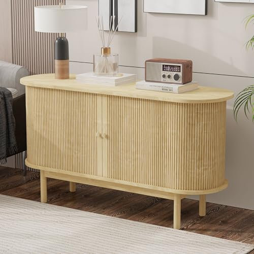 boorbin Aparador moderno retro de madera con listones y puertas correderas y patas de madera de pino, armario de 138 cm con estantes ajustables para comedor, cocina, pasillo (roble claro)