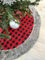 Buffalo Plaid Weihnachtsbaumdecke – Großer Durchmesser 122 cm, rote und schwarze Karos, grauer Kunstpelzbesatz, Geschenke, karierte Weihnachtsdekoration