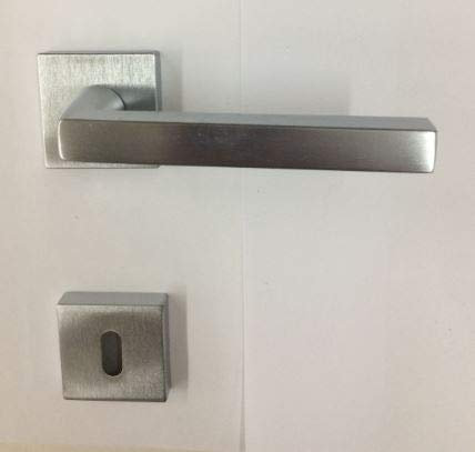 MANIGLIA PER PORTA MOD. CUBA IN MARITECH CROMATO SATINATO, FORO PATENT, COMPLETA PER UNA PORTA DENTRO+FUORI, ROSETTA QUADRA mm45X45 CON MOLLA DI RITORNO