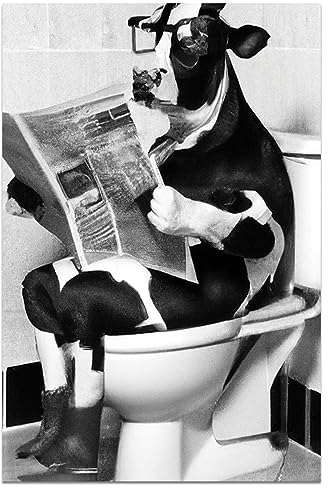 Lustiges Kuhbild in der Badewanne, schwarz-weiß, Leinwandposter, Kuh sitzt auf der Toilette und liest die Zeitung, humorvolles Tierbild, Badezimmer-Kunstwerk, rustikaler Bauernhaus-Stil,