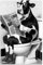 Lustiges Kuhbild in der Badewanne, schwarz-weiß, Leinwandposter, Kuh sitzt auf der Toilette und liest die Zeitung, humorvolles Tierbild, Badezimmer-Kunstwerk, rustikaler Bauernhaus-Stil,