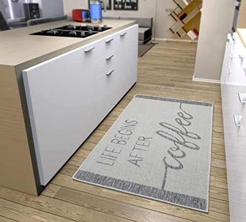 Hanse Home Life Begins After Coffee Küchenteppich – Küchenläufer Läufer Teppich mit Schriftzug, rutschfest Pflegeleicht Robust, ÖKO-TEX Teppichläufer für Küche, Flur, Esszimmer – Creme Grau, 92x150cm