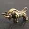 DUOLAIYUNSO Bronzefigur, 5,4 x 2,2 x 2,7 cm, Messing, Stier, Tierstatue, handgefertigt, Heimdekoration, Ornamente, Handwerk, Kupfer-Miniaturen, Schreibtisch-Dekoration