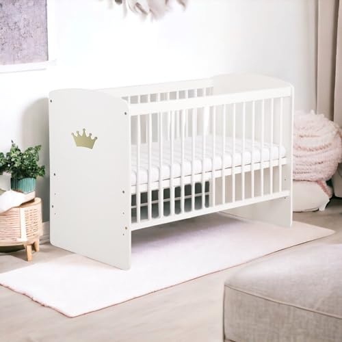 KMbaby Babybett 120 x 60 cm mit Matratze Weiß mit goldfarbener Krone Baby Kinderbett Gitterbett mit Lattenrost 3 Stufen Höhenverstellbar - Lackiertes Kiefernholz K2-KOR