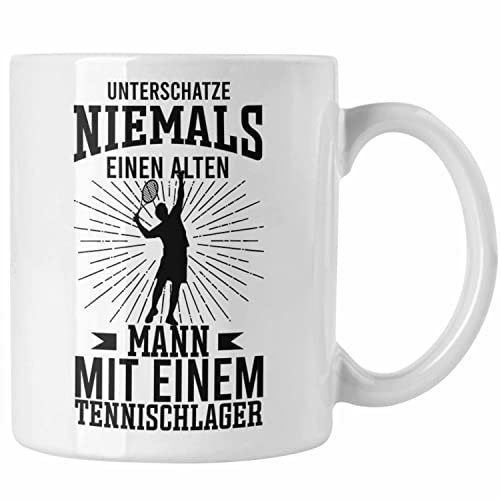 Trendation - Tennis Tasse Geschenk für Tennisspieler mit Spruch Unterschätze Niemals EInen Alten Mann für Männer Frauen Tennis-Trainer Coach (Weiß)