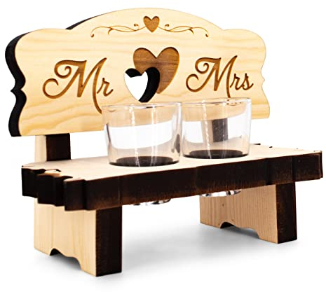 Sagl.tirol Holz Schnapsbank Mit Gravur [100% Natur] - Mr und Mrs Geschenke, Hochzeitsgeschenke für Brautpaar Mit 2 Schnapsgläsern
