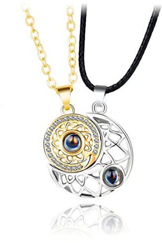 QIAMNI 2Pcs 100 Sprachen Sonne Mond Paare Magnetische Anhänger Halskette für Frauen Männer Mädchen Romantische Paare Einstellbare Halskette Beste Freundin Geschenk