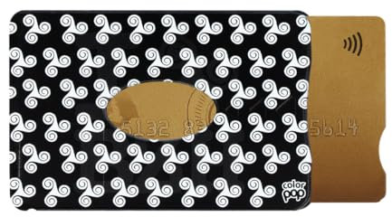 Color Pop Porte-Carte Rigide (1) Anti-RFID Collection Bretagne – Fabrication Française – Collection Bretagne – PVC – Protection Carte crédit - 6 x 9,1 cm (Imprimé Fond Noir avec Triskèle)