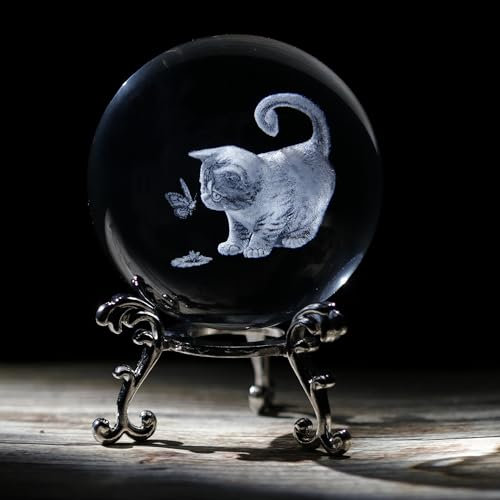 Katzenliebhaber-Geschenke – niedliche 3D-Katzenfigur in Kristallkugel Briefbeschwerer mit Ständer – lasergravierter Kristall mit Schmetterling – dekorative Schneekugel zum Sammeln – 6 cm