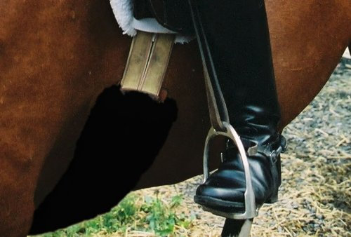 Engel Reitsport | Lammfell Bauchgurtschoner 80x15cm Fell schwarz (Bagu)