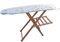 Mesa de tabla de planchar de madera de nogal con cesto para ropa interior