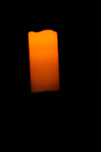 ootb cremefarbene LED Echtswachskerze mit warmem, gelben Flackerlicht, zum Ausblasen, ca. 7x14 cm,