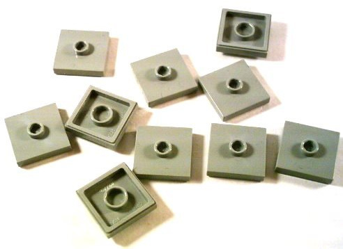 10 Stück LEGO Fliese 2x2 Noppen mit Knopf in der Mitte in Neu-Hellgrau.